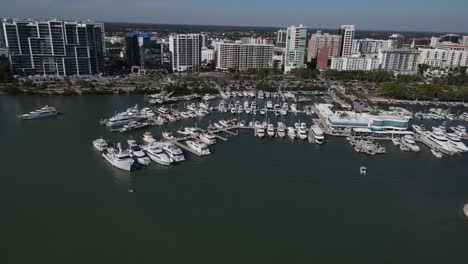 Vista-Aérea-Del-Puerto-Deportivo-Y-Condominios-En-El-Hermoso-Centro-De-Sarasota,-Florida.