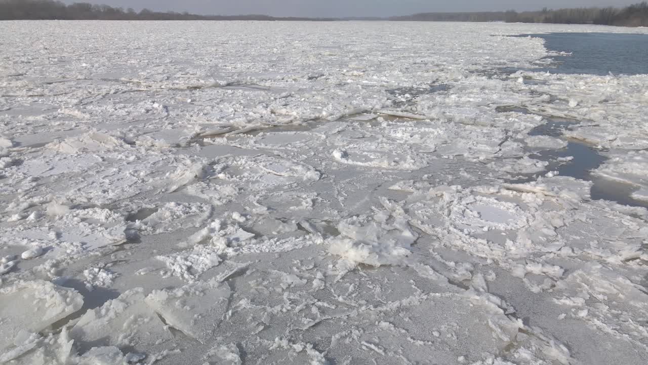 Toma aérea del gran río con témpanos de hielo flotantes durante un invierno riguroso en el norte de Europa