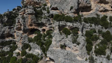 vista de drones de cuevas huecas en la montaña, imagen de estructura rocosa perforada