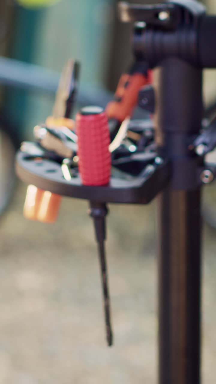 Primo piano di un cavalletto per riparare biciclette con attrezzi