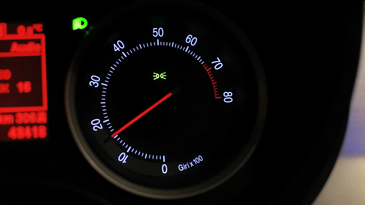 타코미터 회전. 자동차 타코미터 화살표 회전. 엔진 회전 미터