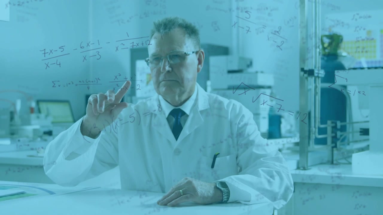 Scienziato anziano che alza il dito e indica un pannello trasparente, con equazioni che si intensificano per la ricerca.