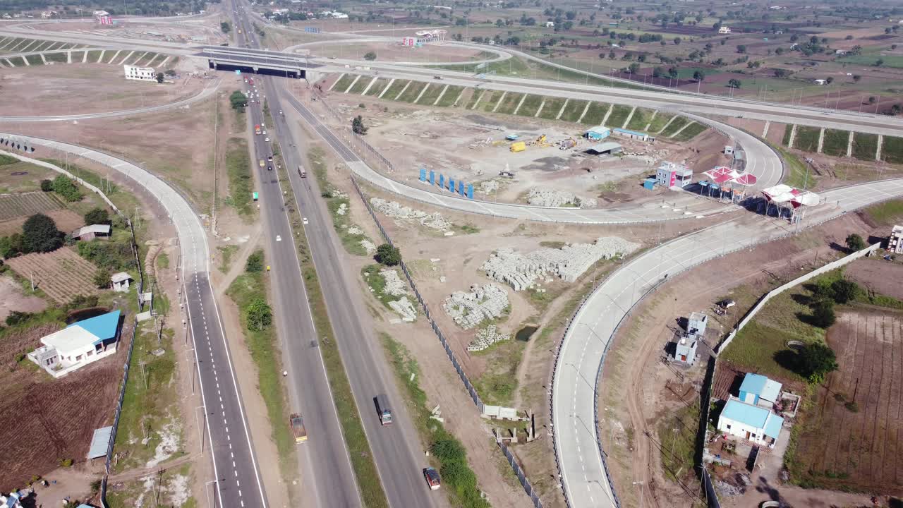 vista estática fija de drones aéreos del intercambio de samruddhi mahamarg, también conocido como nagpur a la autopista de supercomunicación de mumbai, una autopista de 6 carriles en construcción