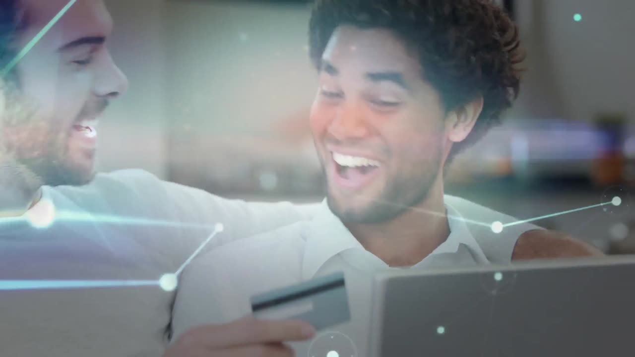 animación de una red de conexiones sobre dos hombres haciendo un pago en línea con tarjeta de crédito