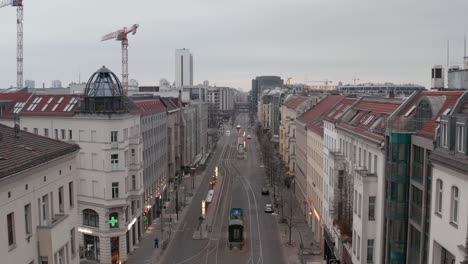 Antena:-Vuelo-Lento-A-Través-De-La-Calle-Vacía-Del-Barrio-Central-De-Berlín-Casi-Sin-Gente-Ni-Coches-Durante-El-Coronavirus-Covid-19-En-Un-Día-Nublado