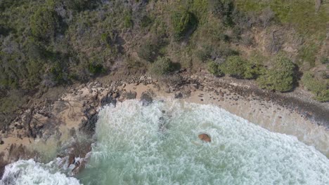 Las-Olas-Del-Océano-Rompiendo-En-La-Costa-Rocosa-De-La-Playa-De-Evans-Head-En-La-Región-De-Los-Ríos-Del-Norte-De-Nueva-Gales-Del-Sur,-Australia