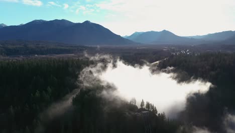 Vista-Aérea-Escénica-De-La-Cascada-De-Snoqualmie-Durante-El-Hermoso-Día-De-Verano-Y-La-Niebla-épica-Que-Rodea-Los-árboles-Del-Bosque