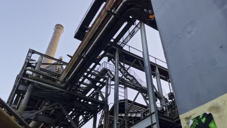 Großer-Schornstein,-Viele-Rohre-Und-Alte-Silos-In-Einem-Gebäudekomplex-Im-Landschaftspark-Duisburg-Nord-In-Deutschland