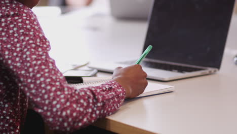 Mujer-Negra-Creativa-Tomando-Notas-Durante-Una-Reunión,-Primer-Plano-De-La-Mano,-Enfoque-Selectivo