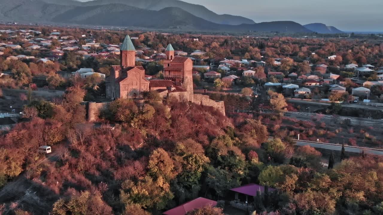Quang cảnh những nhà thờ cổ kính ở Gruzia vào lúc hoàng hôn tại vùng Caucasus.