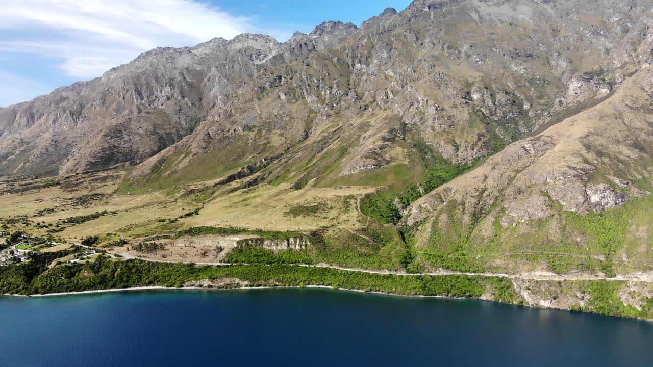 camino sinuoso alrededor del lago wakatipu, paisaje de alta montaña, paisaje de nueva zelanda