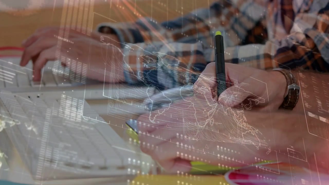 Due colleghi che digitano, uno che prende lo stilo e avvia note con mappa digitale per il lavoro di squadra tecnologico.