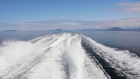 Küste-Von-Helgeland-In-Nordnorwegen-Blick-Auf-Die-Berge-Vom-Boot-Aus