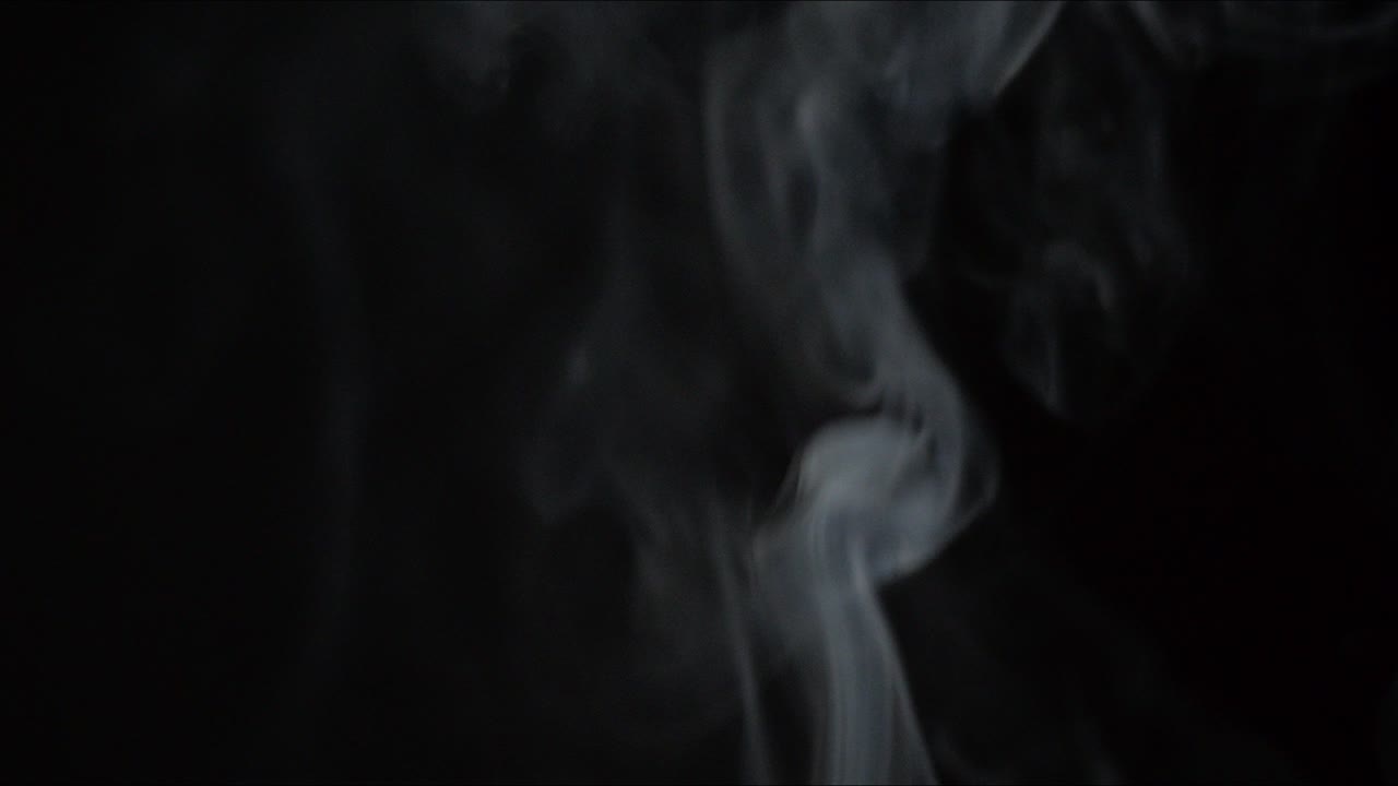 волны дыма, плавающие в воздухе.