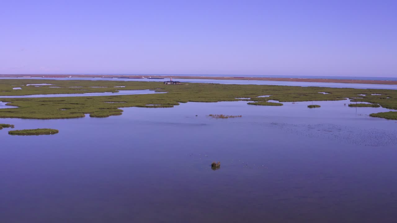 Volo di drone verso il faro di Lydia Ann sopra South Bay ad Aransas Pass, Texas.