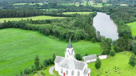 Encantadora-Arquitectura-Antigua-De-La-Iglesia-Eikesdal-Y-Casas-En-Un-Pequeño-Pueblo-Junto-A-La-Montaña-Kattammaren---Toma-Aérea