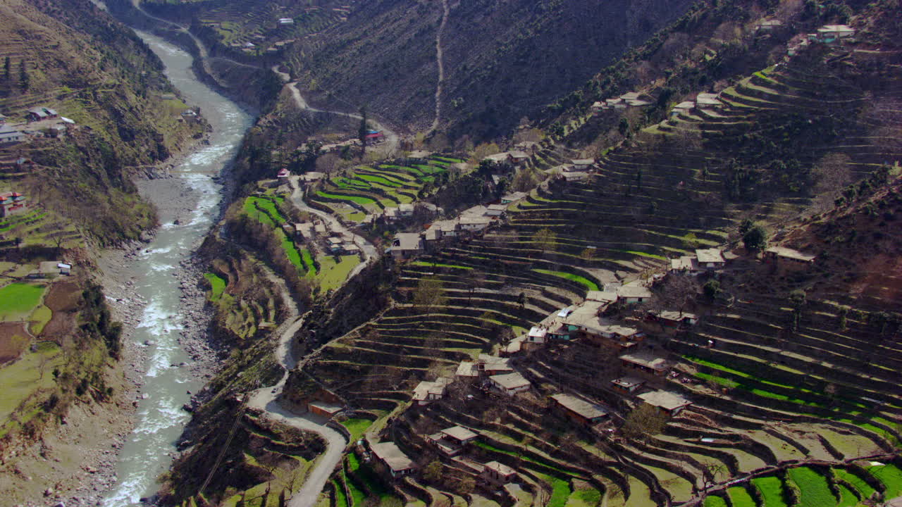 vista aérea del río de cachemira con un estilo de vida sencillo de cachemira, requiere casas sencillas, con bordes de madera, techos de paja y pequeñas cabañas, una carretera con curvas con un río que ofrece una hermosa vista