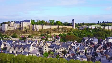 Panorámica-A-La-Izquierda-A-Través-De-La-Orilla-Del-Río-Del-Castillo-Chinon-En-El-Valle-Del-Loira,-Francia