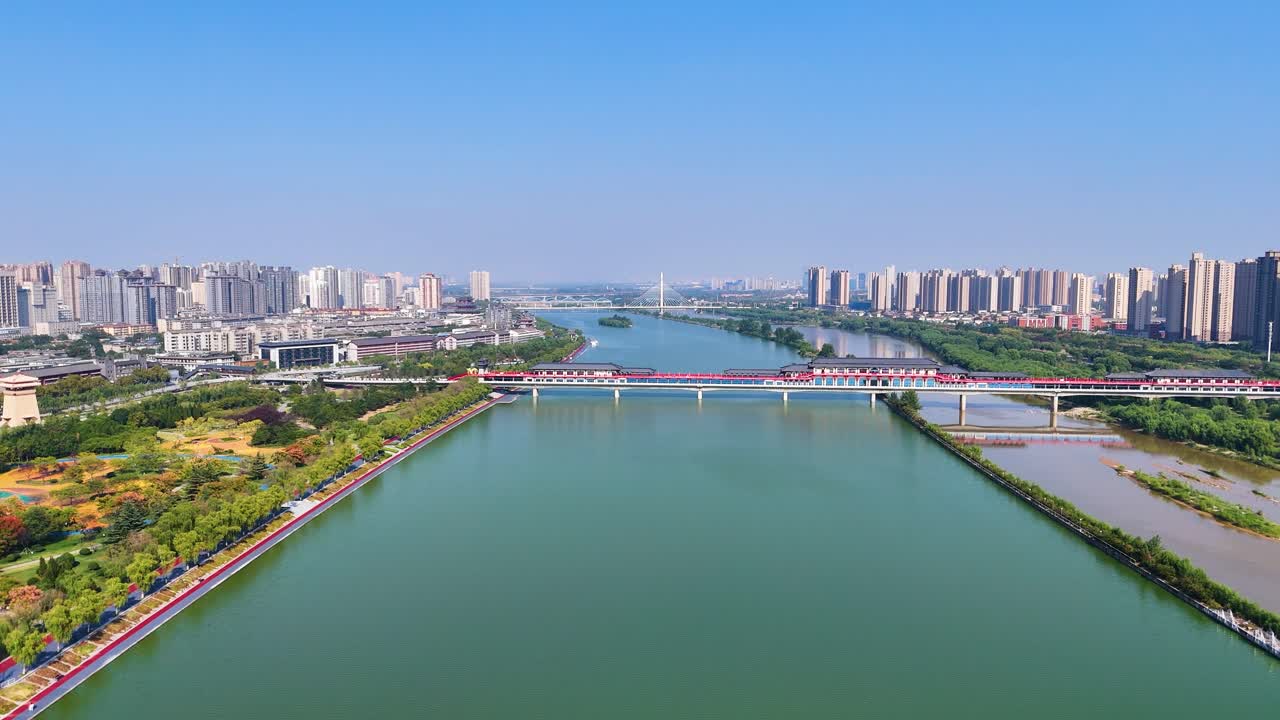 강 과 다리 가 있는 도시 의 공중 사진