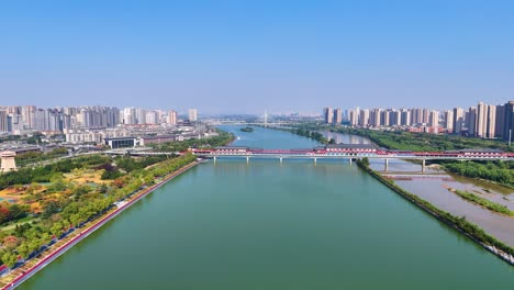 vista aérea de una ciudad con un río y un puente