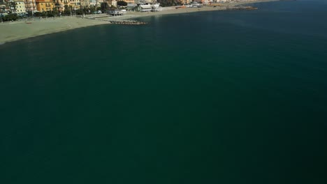 Luftaufnahme-über-Dem-Meer,-In-Einer-Küstenstadt-Mit-Bergen-Im-Hintergrund-In-Varazze,-Italien