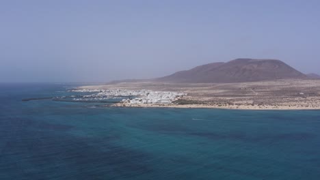 Hermosa-Toma-Cinematográfica-De-Establecimiento-De-La-Graciosa