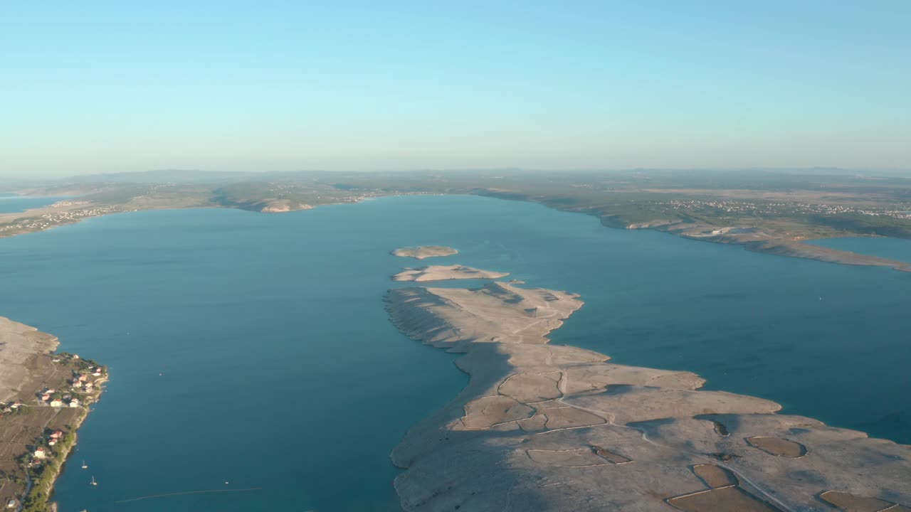 밝고 화창한 날 푸른 바다로 둘러싸인 아름다운 크로아티아 아드리아 풍경 - 공중 촬영