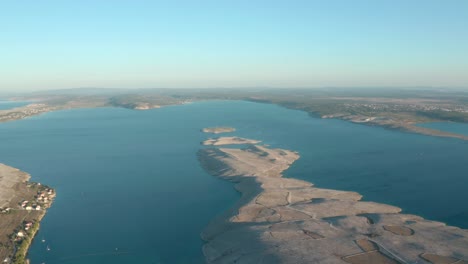 Die-Schöne-Kroatische-Adria-landschaft-Umgeben-Von-Blauem-Wasser-An-Einem-Hellen-Sonnigen-Tag---Luftaufnahme