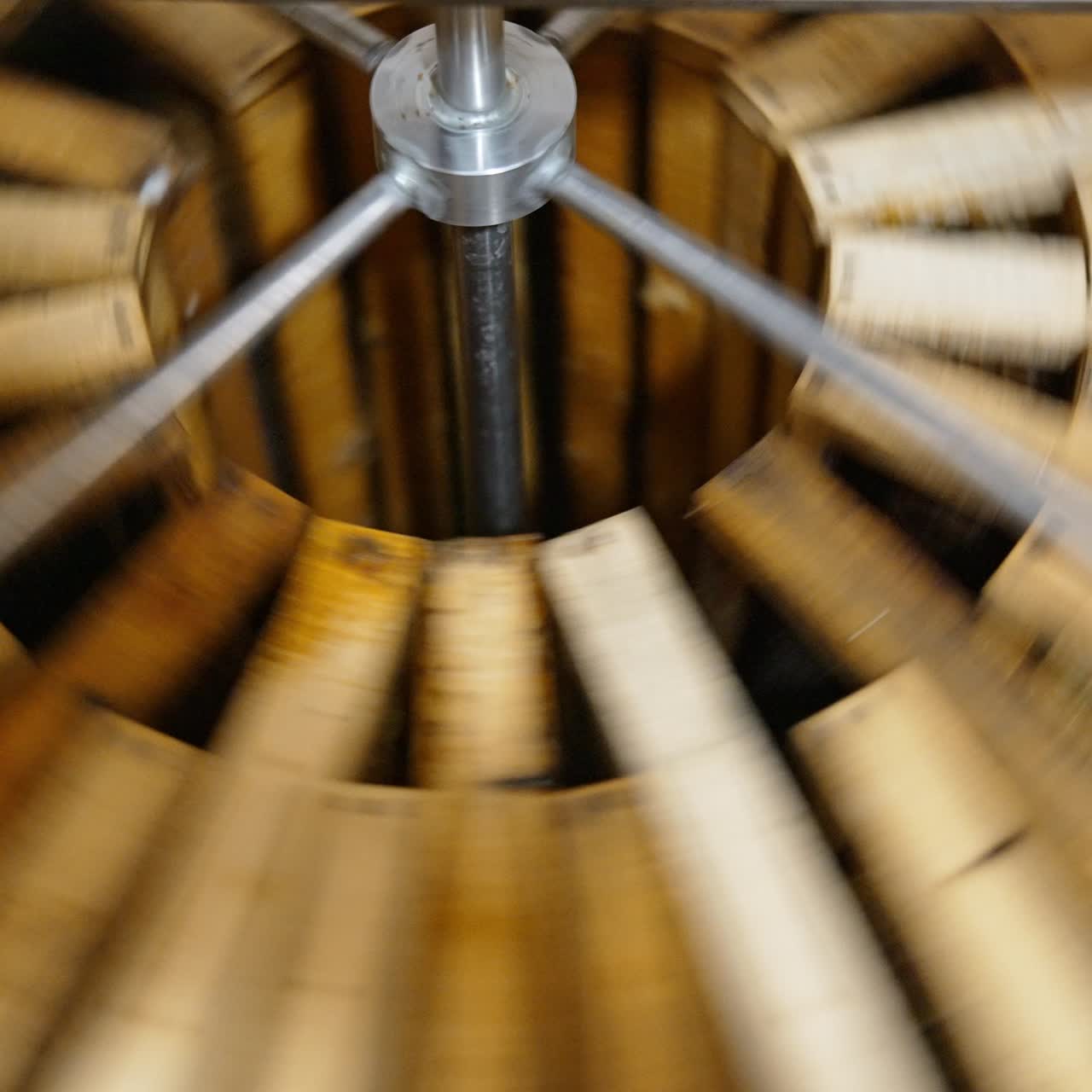 La centrifuga sta girando per separare il miele dalle celle. Uno speciale macchinario serve per ottenere miele fresco