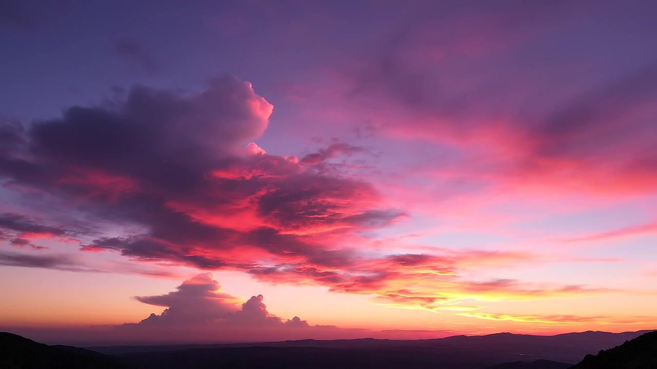 Drammatico cielo al tramonto con nuvole rosa e viola vibranti