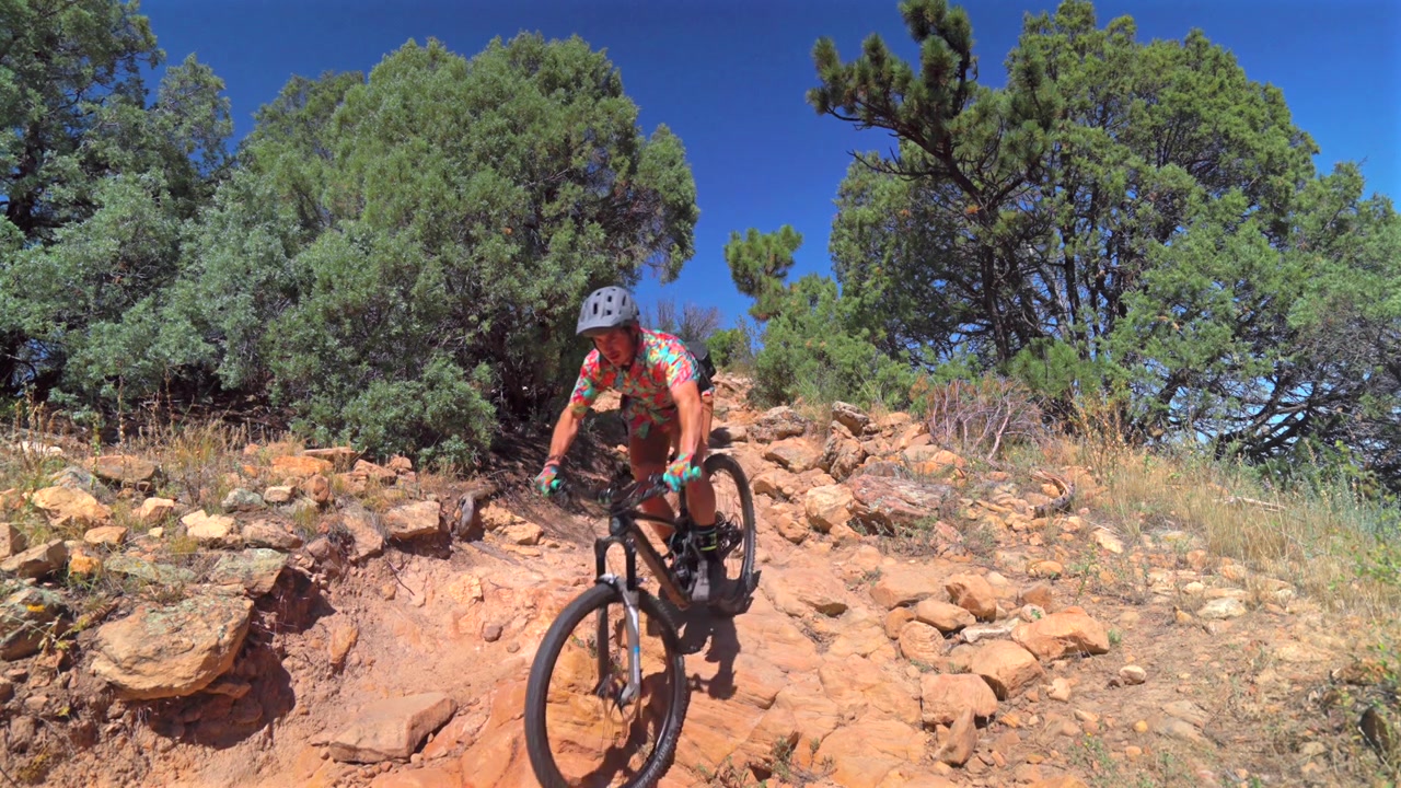 Red Rocks Morrison Golden Colorado, homem adulto praticando mountain bike em descida, entre pedras, close-up estático, Trilha Dinosaur Ridge Dakota Ridge, esporte, fitness, sopés de Denver, cordilheira frontal, dia ensolarado