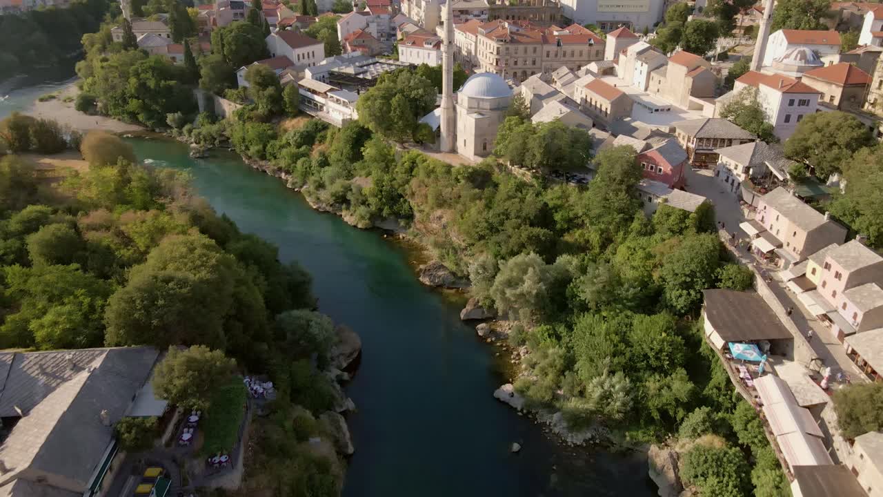 vista aérea sobre el río neretva en mostar, bosnia herzegovina