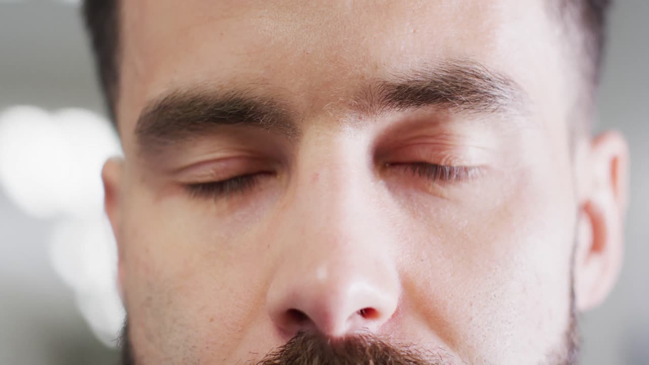 video retrato de cerca de los ojos abiertos de un trabajador médico caucásico