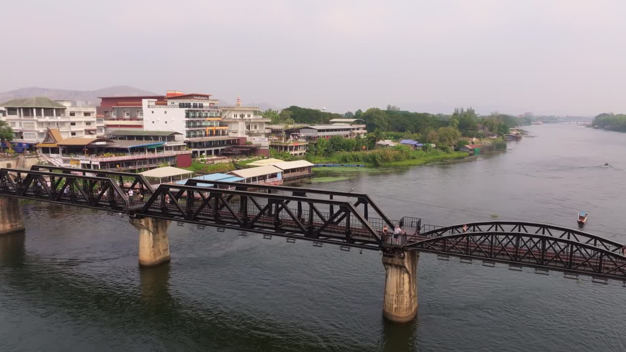 Prospettiva da drone di un ponte storico sul Fiume Kwai, Thailandia