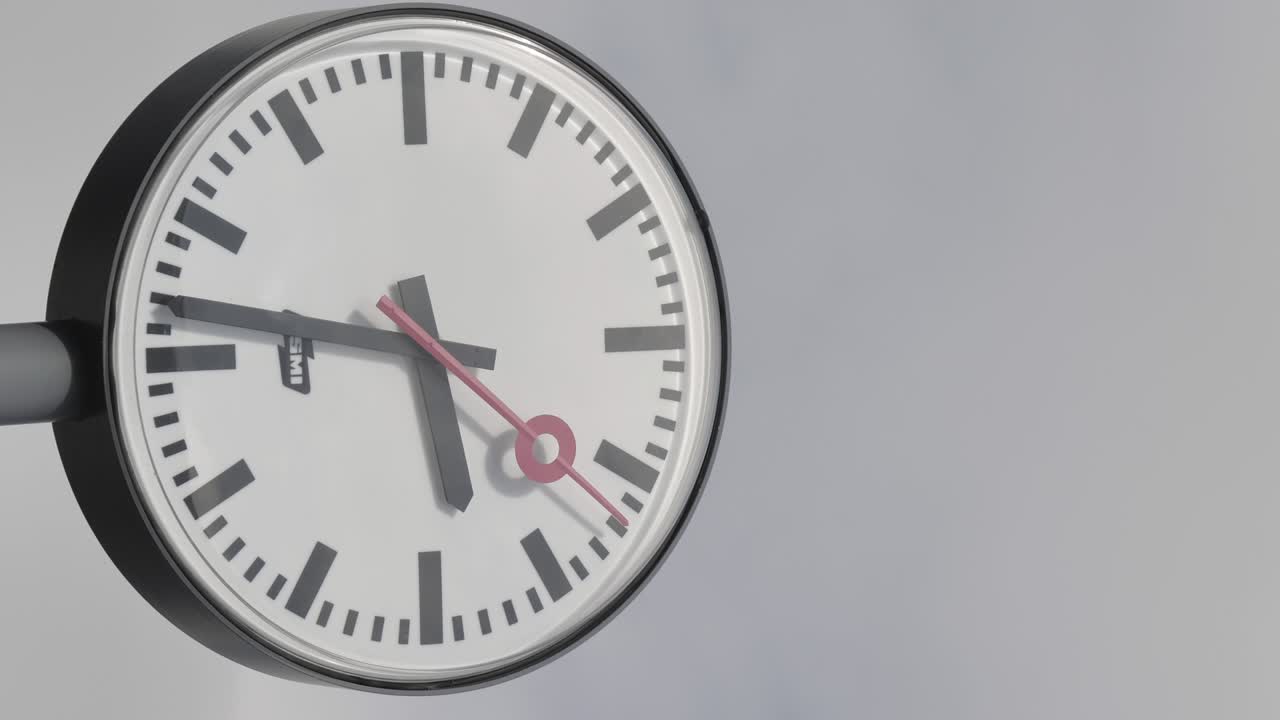 La lancetta dei secondi rossa in movimento dell'orologio della stazione a Helsinki, Finlandia. Helsinki.Finlandia-2 settembre 2020.
