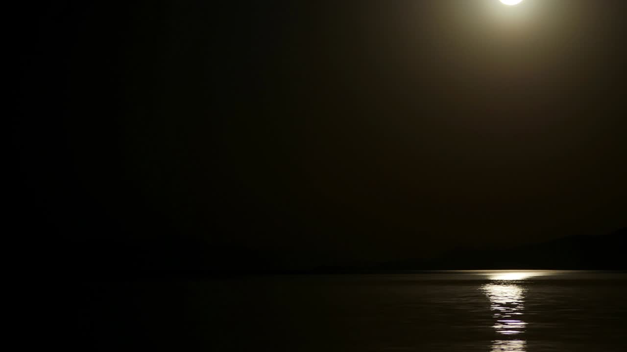 Moon rise timelapse at night, zoom in
