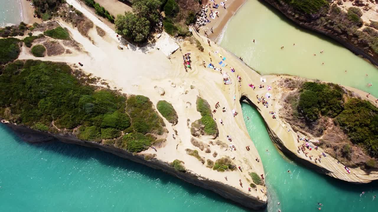 그리스 해안선에 정박한 호화 요트 보트를 타고 코르푸 섬 여행 휴가지에서 관광 일광욕 공중 하향식 전망