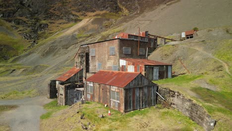 edificios abandonados de la mina en force crag coledale beck en el distrito de los lagos ingleses de cumbria