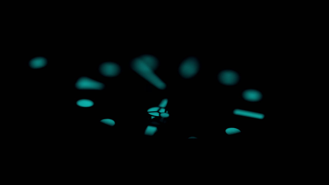 un primer plano de un reloj giratorio