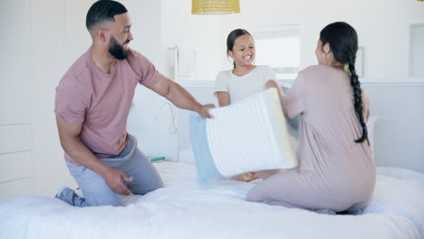 pelea de almohadas, padres o niña en el dormitorio