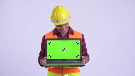 joven y guapo hombre hispano trabajador de la construcción