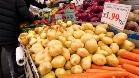 patatas y zanahorias expuestas en el mercado