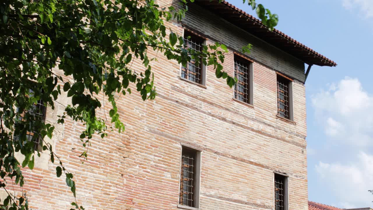 아다나 강을 가로지르는 돌 다리