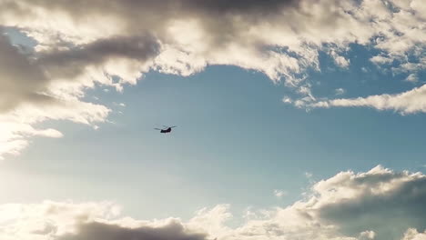 Silhouette-Der-Boeing-CH-47-Chinook,-Die-Die-NATO-Allianz-Auf-Himmelshintergrund-Schützt