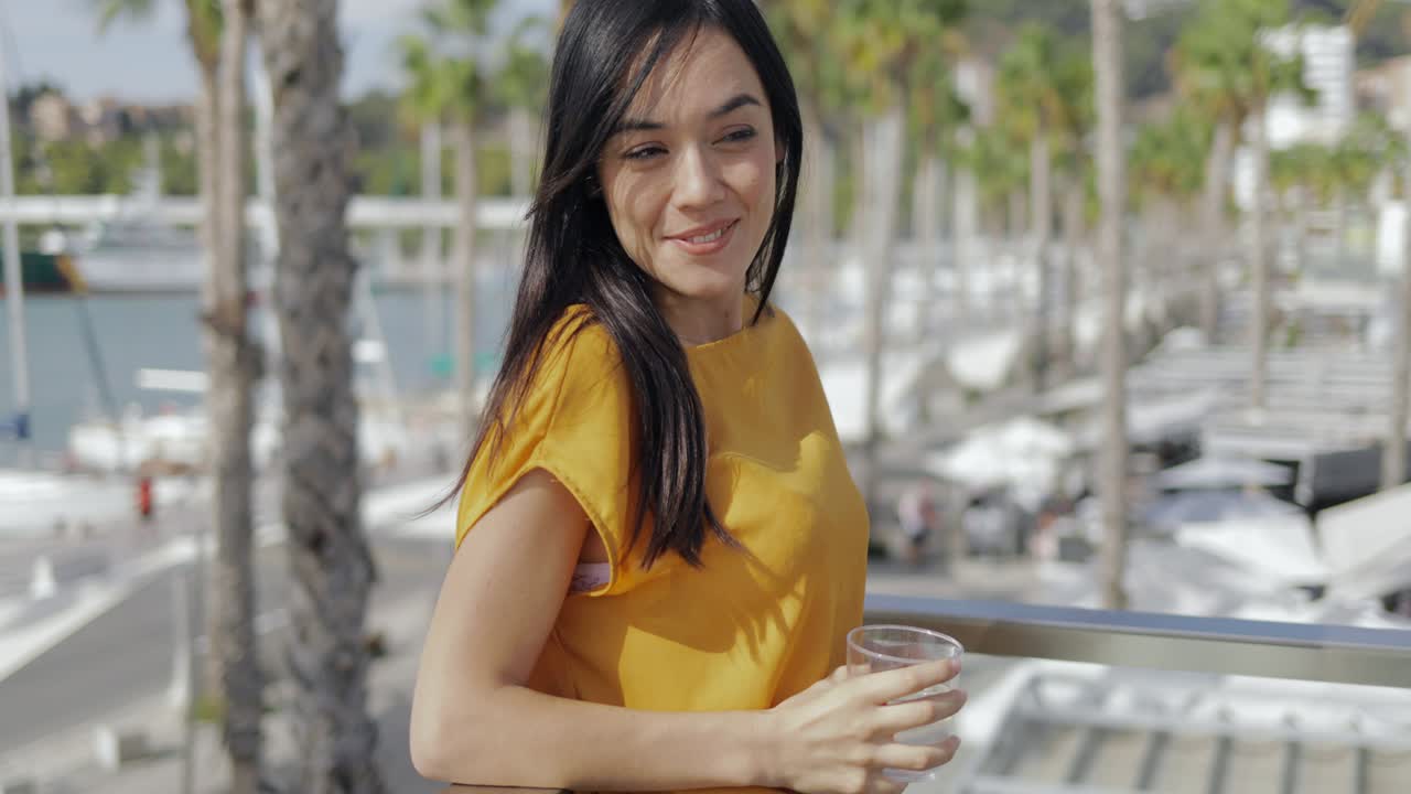 리조트의 전망을 즐기는 콘텐츠 젊은 여성