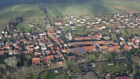 Antena-De-Drones-Del-Lago-Seeburg-Seeburger-See-En-Una-Hermosa-Mañana-De-Domingo-En-El-Parque-Nacional-Harz-Cerca-De-Göttingen-En-Alemania-Central