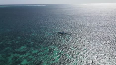 Toma-Aérea-Orbita-Solo-Yate-En-Agua-De-Mar-Turquesa