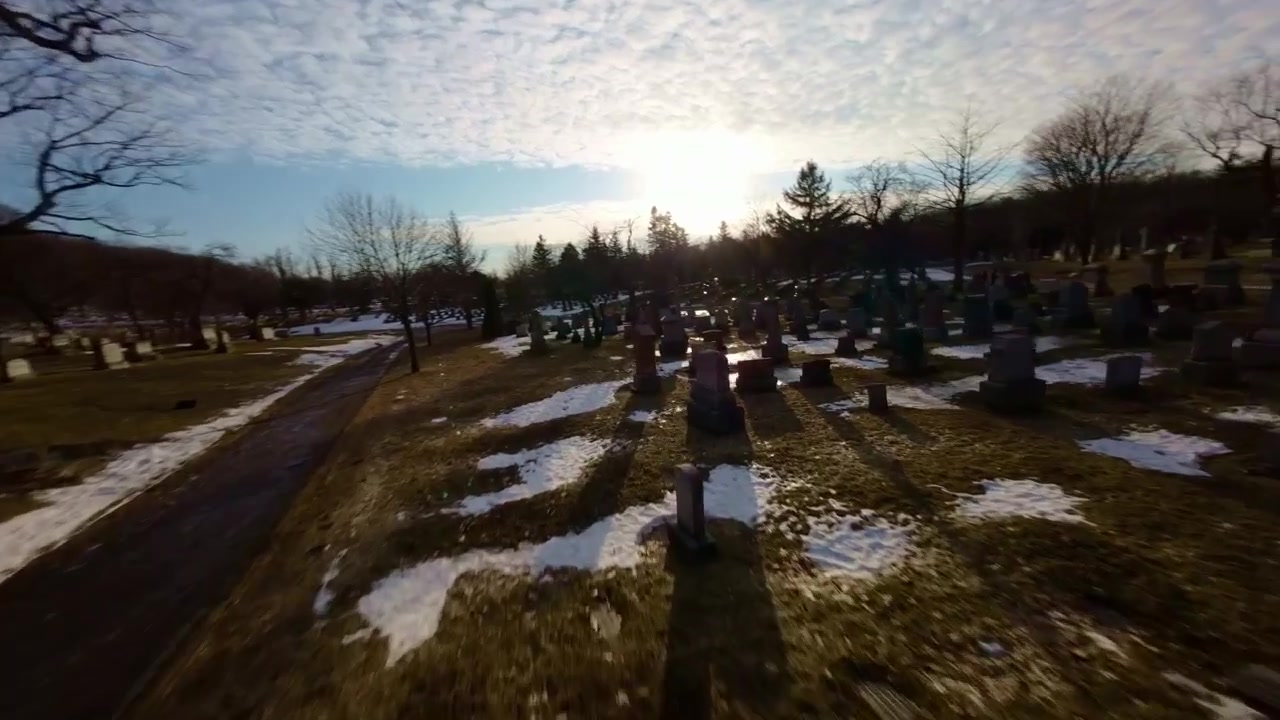 Gara FPV veloce sopra il Cimitero di Mount Royal a Montreal
