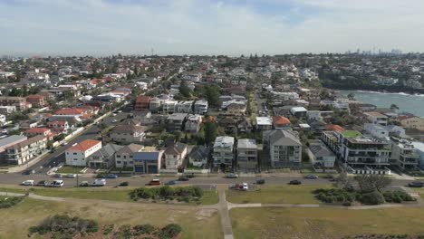 Establecimiento-De-Tomas-Aéreas-De-Casas-Residenciales-De-Bienes-Raíces-En-Los-Suburbios-De-Maroubra-Beach,-Sydney,-Australia