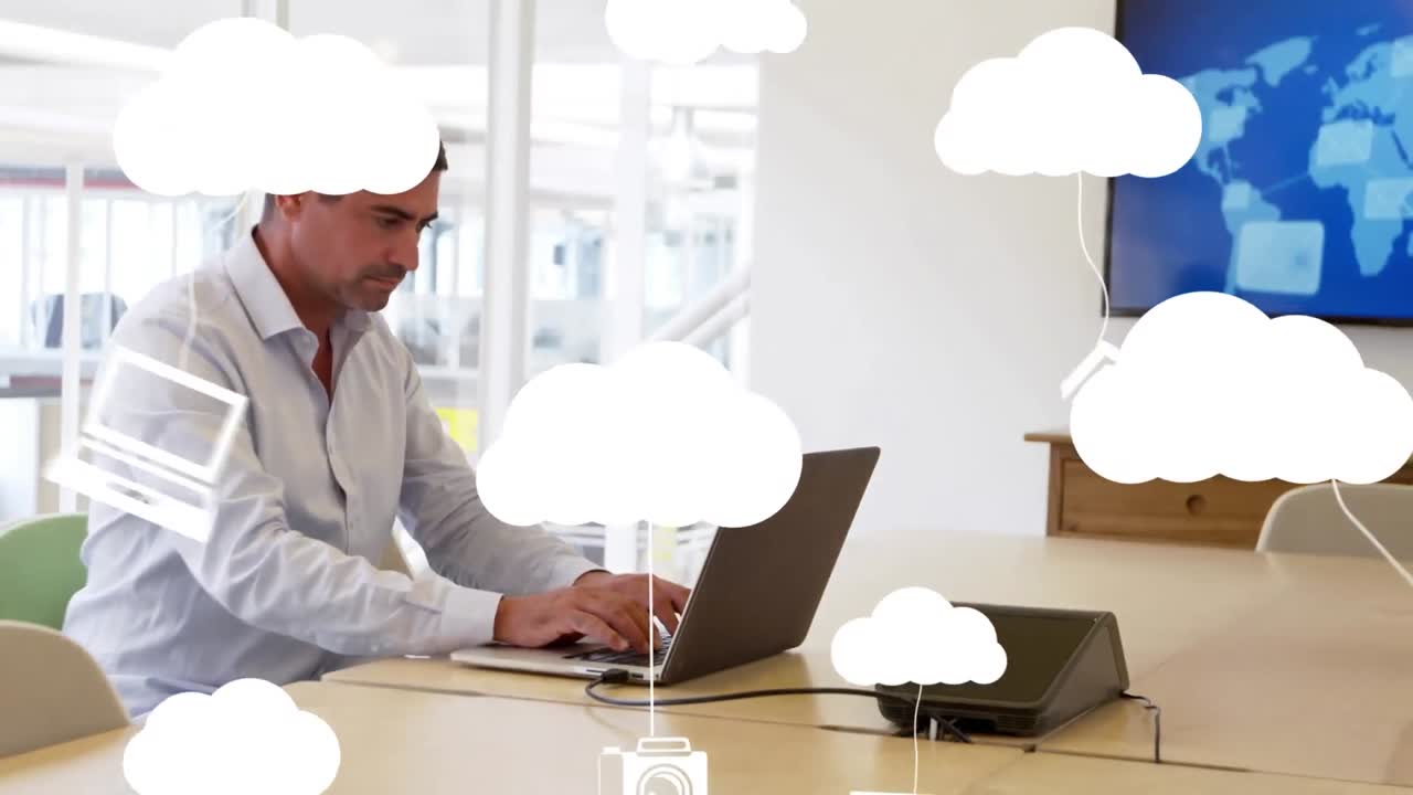 animación de nubes e iconos digitales sobre un hombre de negocios usando una computadora portátil